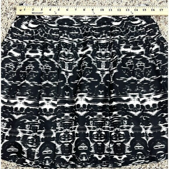 J. CREW Womens SIZE 4 Blurred Ikat Pleated Black/White Printed SKIRT B4435 EUC - Picture 4 of 9